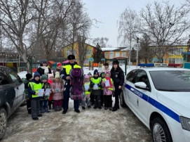 «Пристегни самое дорогое, пристегнись сам!» «Пристегни самое дорогое, пристегнись сам!».