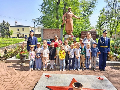 "Вечно в памяти потомков" "Вечно в памяти потомков".